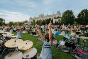 Palasul se transformă în scenă de percuție: peste 150 de tineri vor cânta simultan la 100 de seturi de tobe