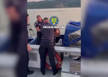 Un sârb a fost salvat de polițiștii de frontieră după ce a adormit pe un colac și a plutit în derivă pe Dunăre