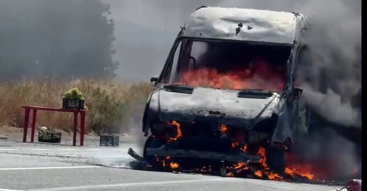 Incendiu microbuz Racaciuni