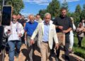 „Vă iubim, domnule, vă iubim!” Călin Georgescu, întâmpinat cu aplauze de zeci de susținători la Mănăstirea Dobrovăț