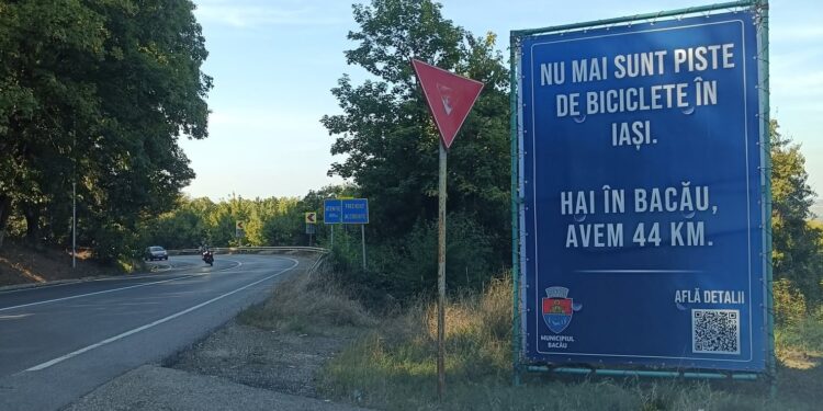 Ironie la poarta Iașului: Bacăul își promovează pistele de biciclete chiar la intrarea în Iași