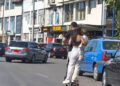 Doi adulți și un copil, înghesuiți pe aceeași trotinetă electrică. Plimbarea în familie s-a încheiat cu o amendă