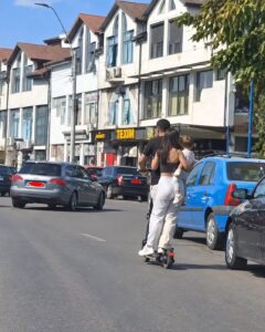 Doi adulți și un copil, înghesuiți pe aceeași trotinetă electrică. Plimbarea în familie s-a încheiat cu o amendă