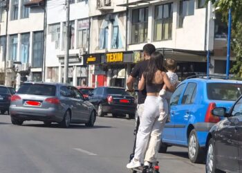 Doi adulți și un copil, înghesuiți pe aceeași trotinetă electrică. Plimbarea în familie s-a încheiat cu o amendă