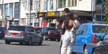 Doi adulți și un copil, înghesuiți pe aceeași trotinetă electrică. Plimbarea în familie s-a încheiat cu o amendă