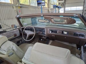 Cadillac Eldorado cabriolet din 1973, apariție spectaculoasă la RAR Iași. „Iahtul de uscat” are un motor V8 de 8,2 litri