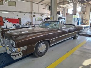 Cadillac Eldorado cabriolet din 1973, apariție spectaculoasă la RAR Iași. „Iahtul de uscat” are un motor V8 de 8,2 litri