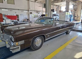 Cadillac Eldorado cabriolet din 1973, apariție spectaculoasă la RAR Iași. „Iahtul de uscat” are un motor V8 de 8,2 litri