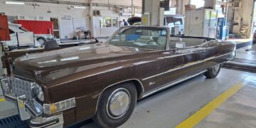 Cadillac Eldorado cabriolet din 1973, apariție spectaculoasă la RAR Iași. „Iahtul de uscat” are un motor V8 de 8,2 litri