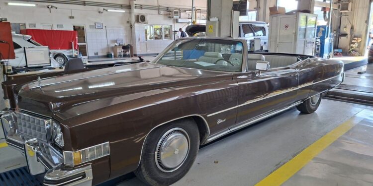 Cadillac Eldorado cabriolet din 1973, apariție spectaculoasă la RAR Iași. „Iahtul de uscat” are un motor V8 de 8,2 litri