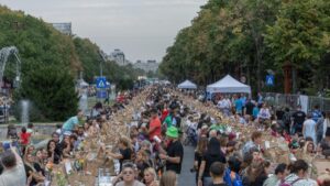 Masa care unește în piața constituției din București 