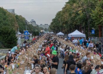 Masa care unește în piața constituției din București
