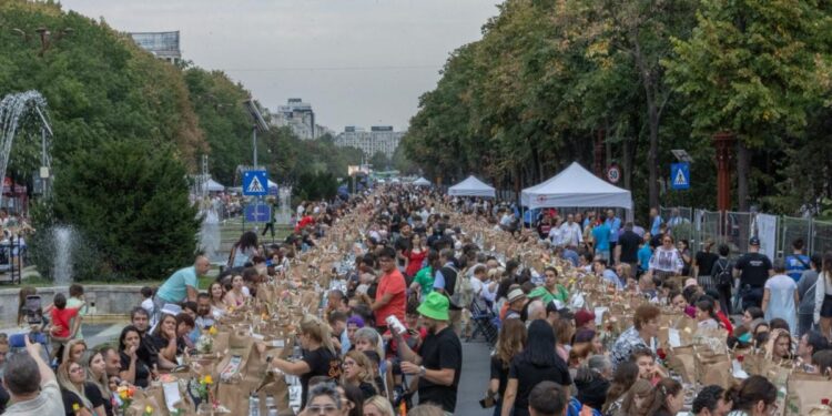 Masa care unește în piața constituției din București