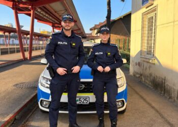 Doi polițiștii din Vaslui au transportat o femeie la spital