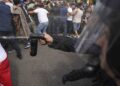 Protestul oierilor din Piața Victoriei a degenerat. Prefectul Capitalei: „Nu oierii au organizat haosul, ci huliganii”