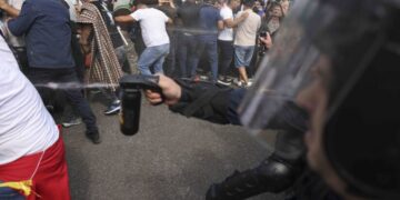 Protestul oierilor din Piața Victoriei a degenerat. Prefectul Capitalei: „Nu oierii au organizat haosul, ci huliganii”