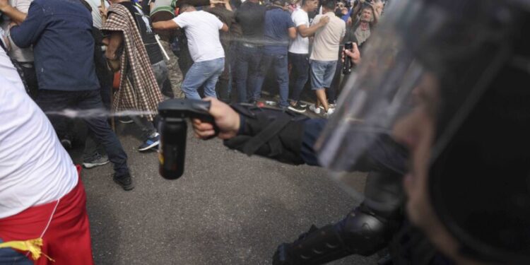 Protestul oierilor din Piața Victoriei a degenerat. Prefectul Capitalei: „Nu oierii au organizat haosul, ci huliganii”