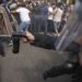 Protestul oierilor din Piața Victoriei a degenerat. Prefectul Capitalei: „Nu oierii au organizat haosul, ci huliganii”