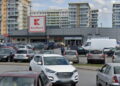 Bariere la parcarea din Chimiei: șoferii vor avea acces controlat la centrul comercial din zona Tudor Vladimirescu