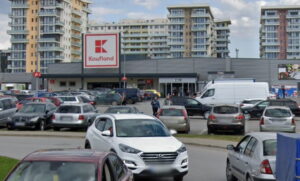 Bariere la parcarea din Chimiei: șoferii vor avea acces controlat la centrul comercial din zona Tudor Vladimirescu