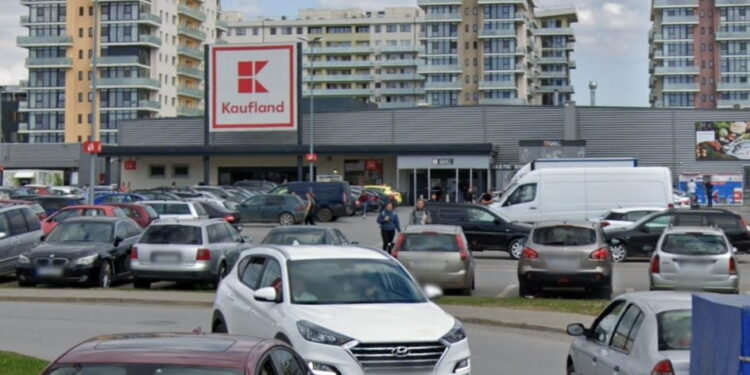 Bariere la parcarea din Chimiei: șoferii vor avea acces controlat la centrul comercial din zona Tudor Vladimirescu