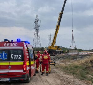 Tânăr de 22 de ani, electrocutat pe un teren din Miroslava. Lucra cu o macara în apropierea unor linii de înaltă tensiune