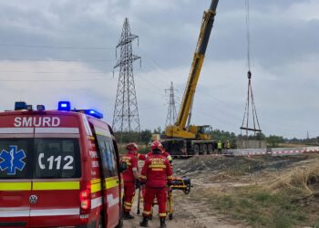 Tânăr de 22 de ani, electrocutat pe un teren din Miroslava. Lucra cu o macara în apropierea unor linii de înaltă tensiune
