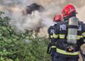 Pompieri din două subunități, mobilizați pentru stingerea unui incendiu de furaje în Coarnele Caprei