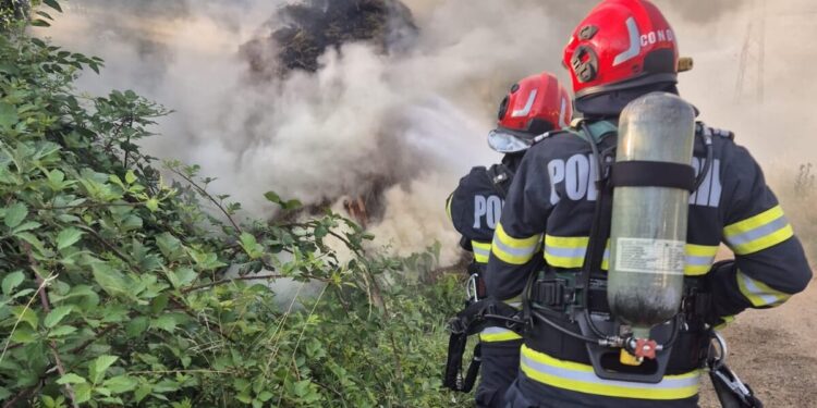 Pompieri din două subunități, mobilizați pentru stingerea unui incendiu de furaje în Coarnele Caprei
