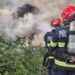 Pompieri din două subunități, mobilizați pentru stingerea unui incendiu de furaje în Coarnele Caprei