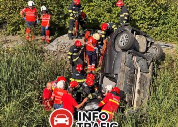 Accident rutier la Schitu Duca: o mașină s-a răsturnat. O persoană a rămas încarcerată
