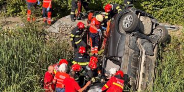 Accident rutier la Schitu Duca: o mașină s-a răsturnat. O persoană a rămas încarcerată