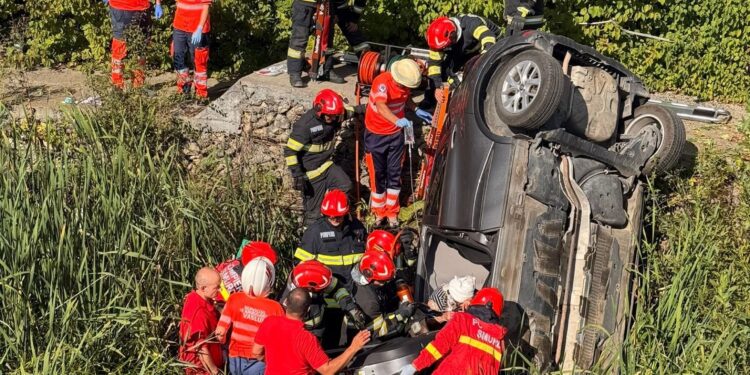 Accident rutier la Schitu Duca: o mașină s-a răsturnat. O persoană a rămas încarcerată