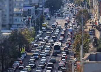 Naveta spre serviciu îi ține pe ieșeni zeci de minute în trafic. Cât timp pierd oamenii pe drum, zi de zi