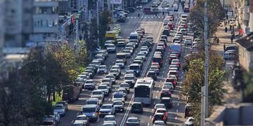Naveta spre serviciu îi ține pe ieșeni zeci de minute în trafic. Cât timp pierd oamenii pe drum, zi de zi