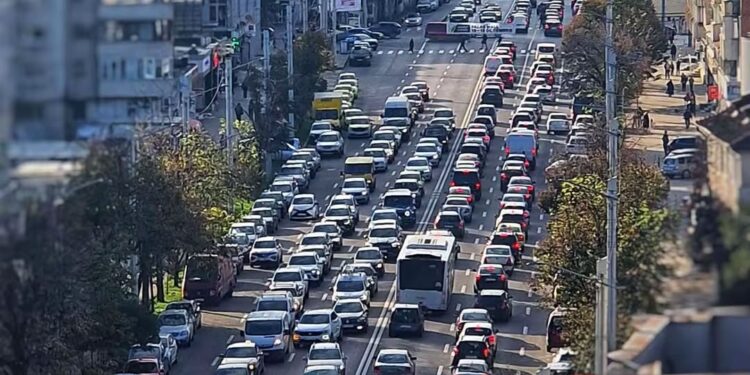 Naveta spre serviciu îi ține pe ieșeni zeci de minute în trafic. Cât timp pierd oamenii pe drum, zi de zi
