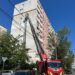 Tablă desprinsă de pe acoperișul unui bloc de pe bulevardul Dacia. Pompierii au intervenit pentru înlăturarea pericolului