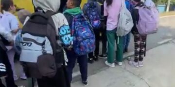 Scandal într-o comună din Iași! Un singur microbuz face 4-5 drumuri pentru a transporta copiii la școală: „Stau ore întregi în stradă. Vine iarna!”