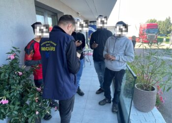 Controale la firme din Botoșani. Nouă muncitori din Nepal, verificați de polițiștii de imigrări și inspectorii ITM