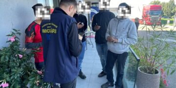Controale la firme din Botoșani. Nouă muncitori din Nepal, verificați de polițiștii de imigrări și inspectorii ITM