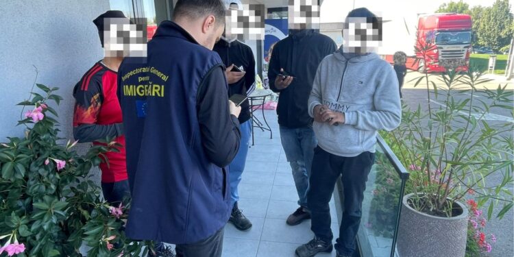 Controale la firme din Botoșani. Nouă muncitori din Nepal, verificați de polițiștii de imigrări și inspectorii ITM