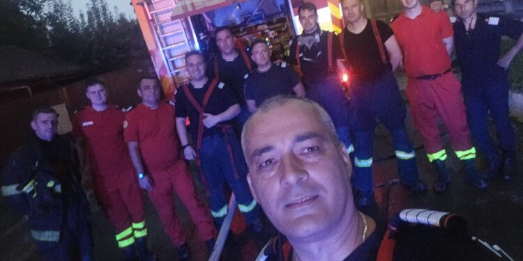 Incendiu puternic la o locuință din Dancu. Pompierii au intervenit pentru ca flăcările să nu ajungă la casele din apropiere