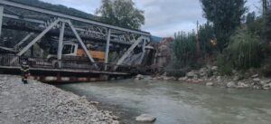 Pod de fier deteriorat în comuna Asău. Traficul a fost deviat, iar autoritățile caută soluții