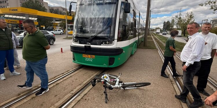 Biciclist lovit de tramvai pe Calea Chișinăului, după ce a virat printr-un loc nepermis