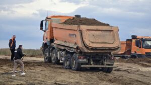 FOTO-Tragedie pe un drum din apropiere de Pașcani: trei persoane, între care doi minori, au murit după ce mașina s-a izbit de un camion încărcat cu pământ