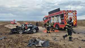 FOTO-Tragedie pe un drum din apropiere de Pașcani: trei persoane, între care doi minori, au murit după ce mașina s-a izbit de un camion încărcat cu pământ