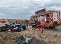 FOTO-Tragedie pe un drum din apropiere de Pașcani: trei persoane, între care doi minori, au murit după ce mașina s-a izbit de un camion încărcat cu pământ