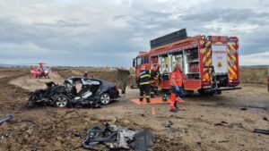 FOTO-Tragedie pe un drum din apropiere de Pașcani: trei persoane, între care doi minori, au murit după ce mașina s-a izbit de un camion încărcat cu pământ