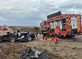 FOTO-Tragedie pe un drum din apropiere de Pașcani: trei persoane, între care doi minori, au murit după ce mașina s-a izbit de un camion încărcat cu pământ