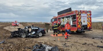 FOTO-Tragedie pe un drum din apropiere de Pașcani: trei persoane, între care doi minori, au murit după ce mașina s-a izbit de un camion încărcat cu pământ